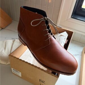 Nisolo Chestnut Leather Men's Chukka Boot with Taupe Laces